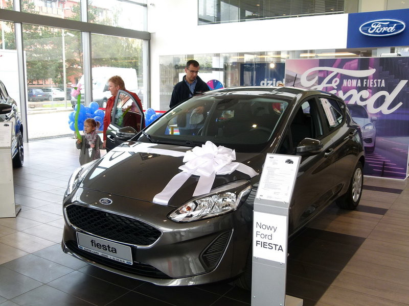 Kurczak na patelni w salonie Forda (zdjęcia)