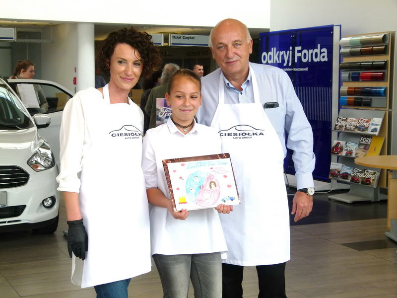 Kurczak na patelni w salonie Forda (zdjęcia)