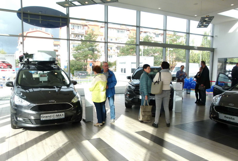 Kurczak na patelni w salonie Forda (zdjęcia)