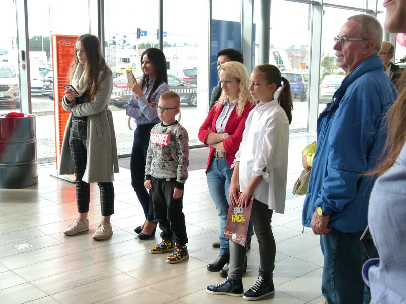 Kurczak na patelni w salonie Forda (zdjęcia)