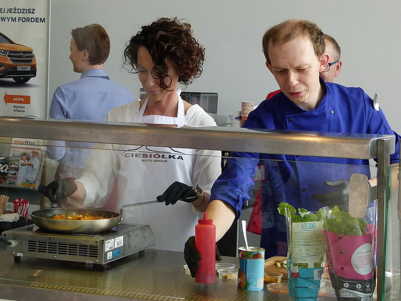 Kurczak na patelni w salonie Forda (zdjęcia)