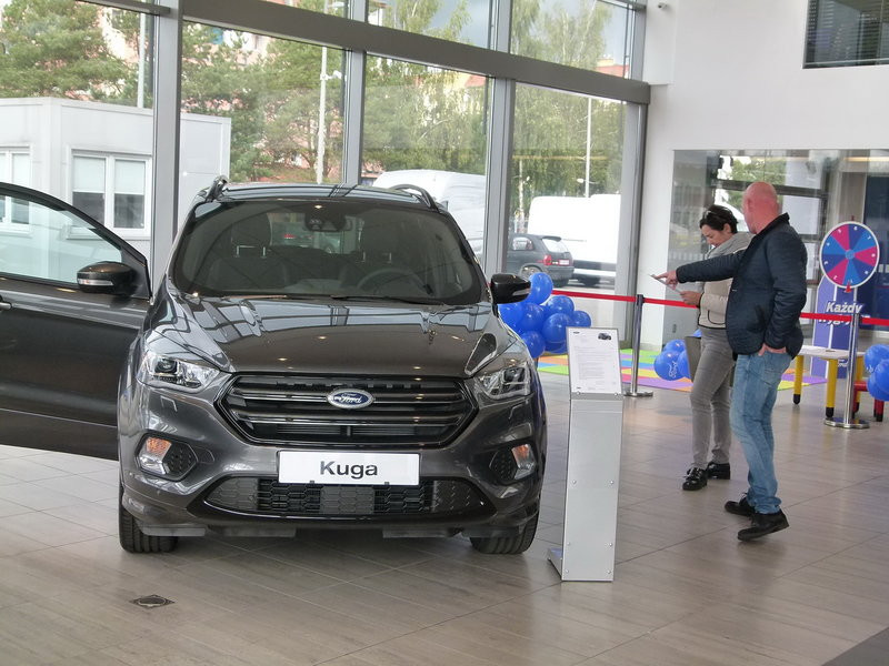 Kurczak na patelni w salonie Forda (zdjęcia)