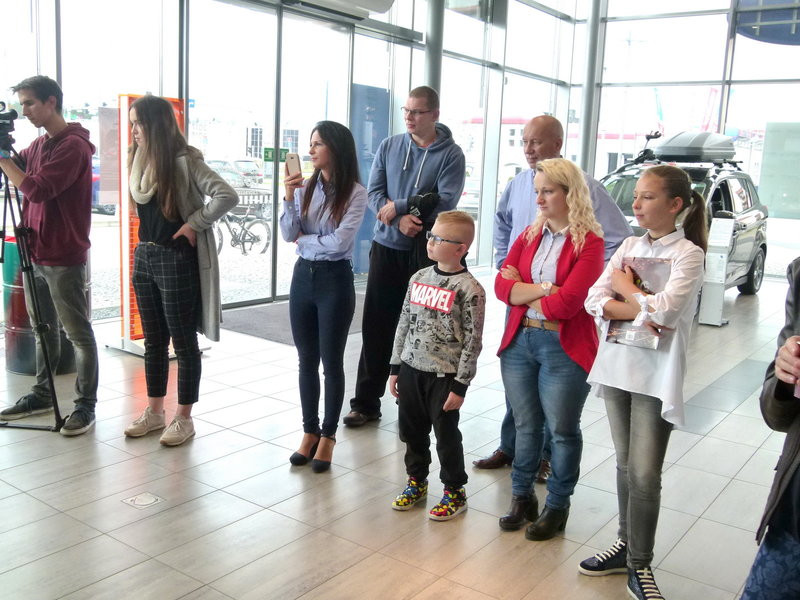 Kurczak na patelni w salonie Forda (zdjęcia)