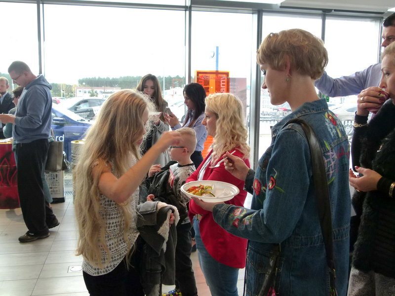 Kurczak na patelni w salonie Forda (zdjęcia)