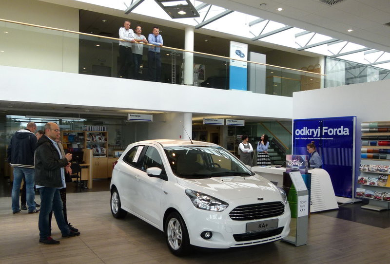 Kurczak na patelni w salonie Forda (zdjęcia)