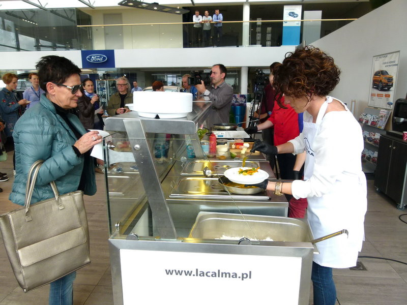 Kurczak na patelni w salonie Forda (zdjęcia)