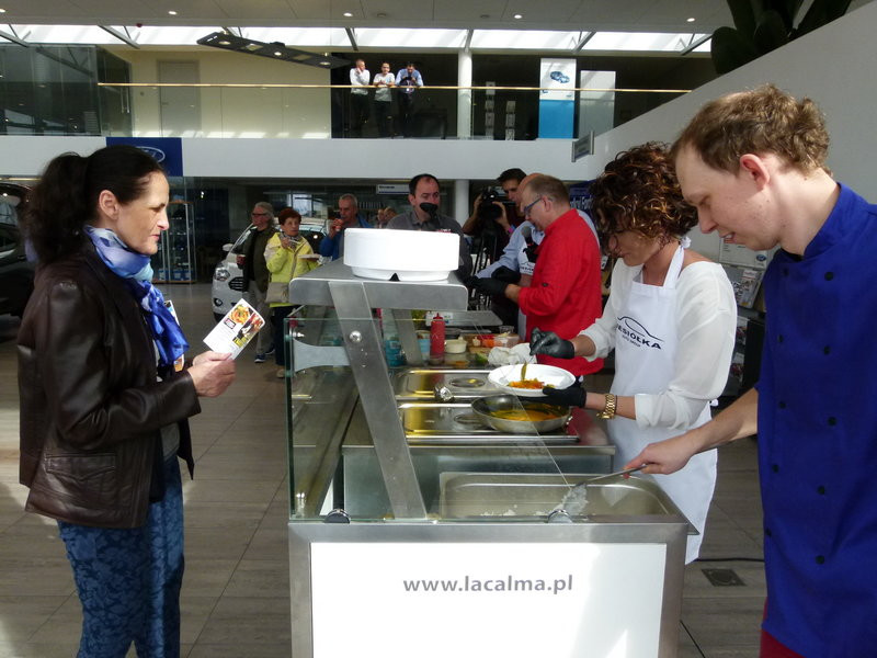 Kurczak na patelni w salonie Forda (zdjęcia)