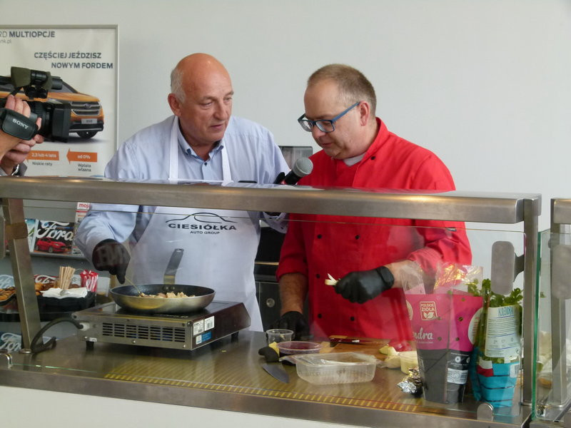 Kurczak na patelni w salonie Forda (zdjęcia)