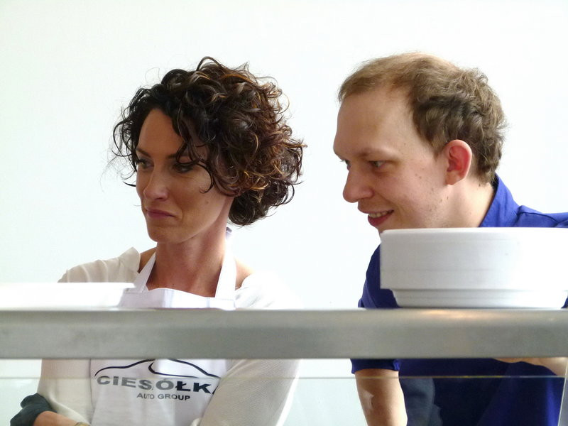 Kurczak na patelni w salonie Forda (zdjęcia)