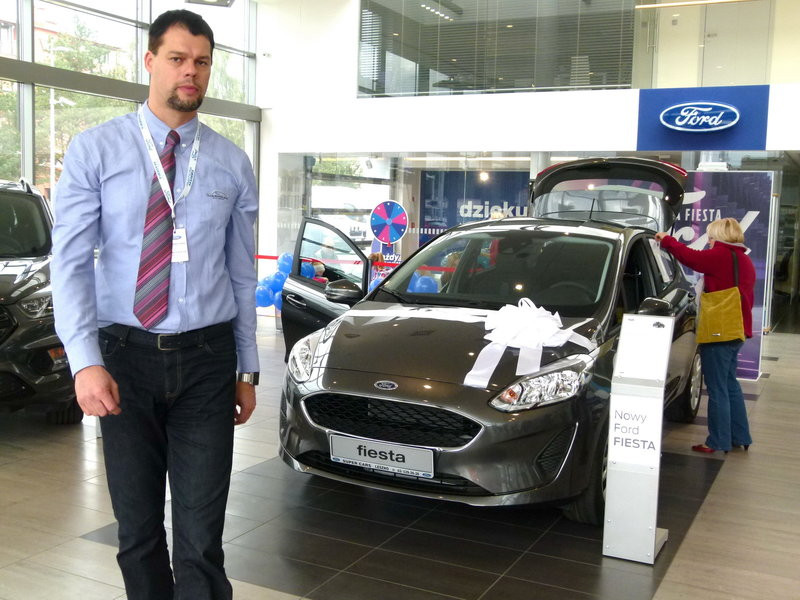 Kurczak na patelni w salonie Forda (zdjęcia)