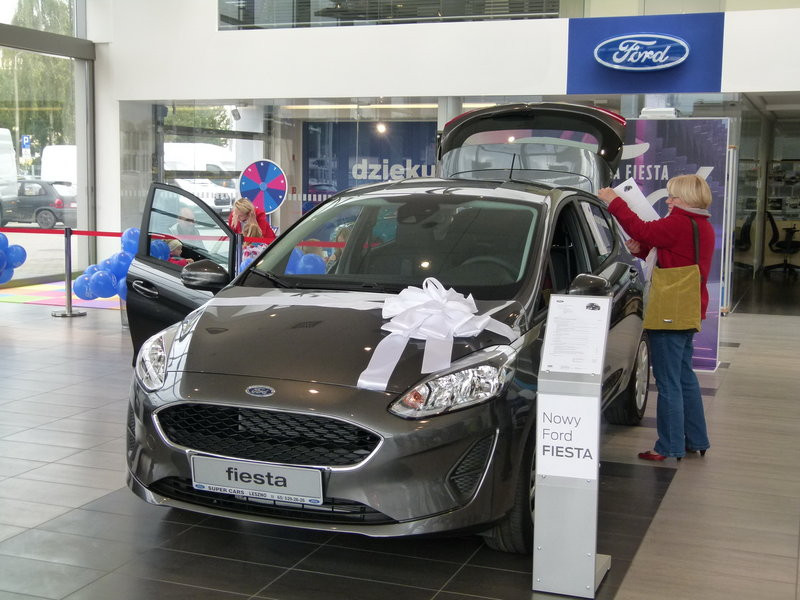 Kurczak na patelni w salonie Forda (zdjęcia)