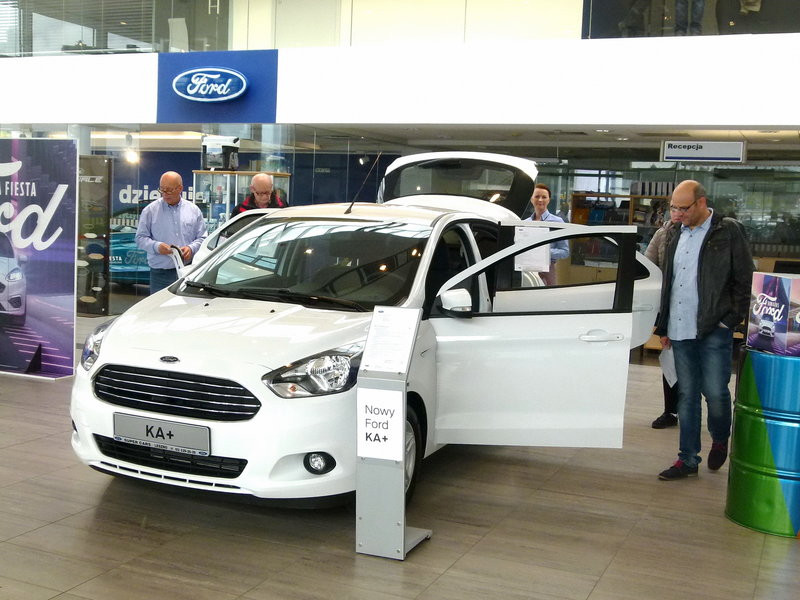 Kurczak na patelni w salonie Forda (zdjęcia)