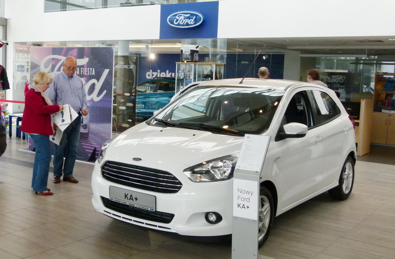 Kurczak na patelni w salonie Forda (zdjęcia)