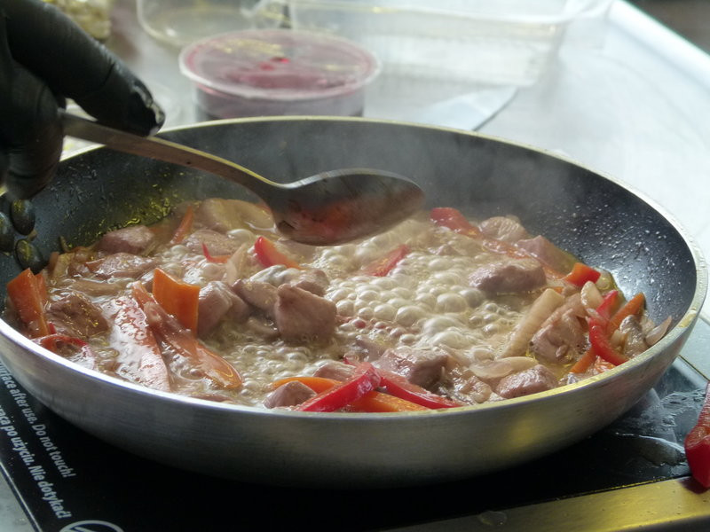 Kurczak na patelni w salonie Forda (zdjęcia)