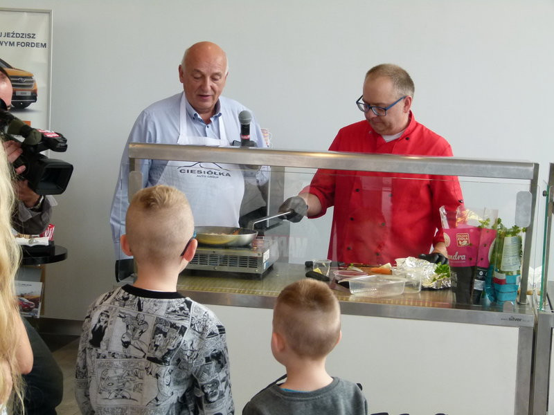 Kurczak na patelni w salonie Forda (zdjęcia)