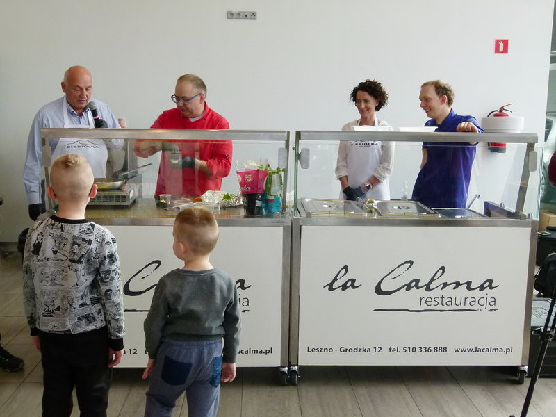 Kurczak na patelni w salonie Forda (zdjęcia)