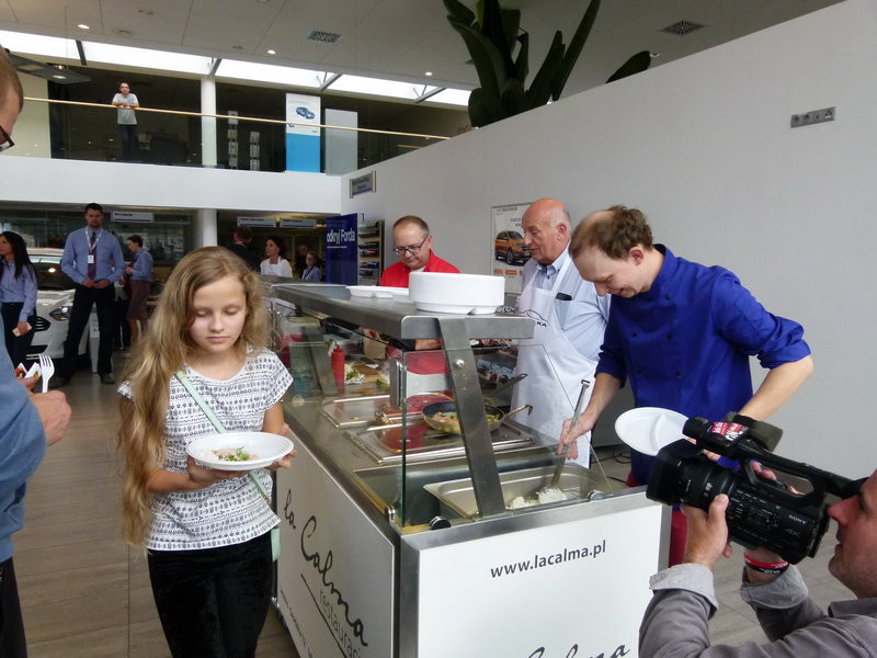 Kurczak na patelni w salonie Forda (zdjęcia)