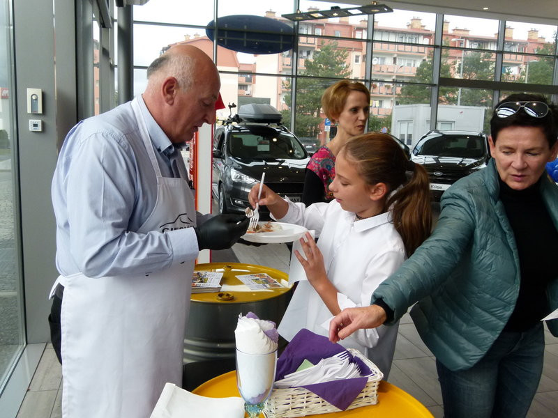 Kurczak na patelni w salonie Forda (zdjęcia)