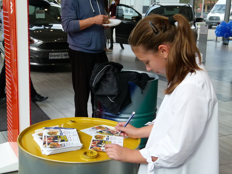 Kurczak na patelni w salonie Forda (zdjęcia)