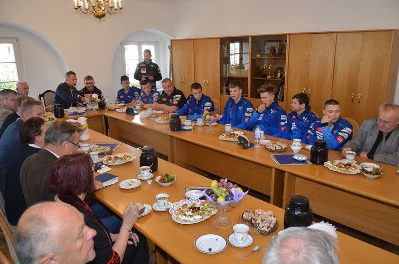 Mistrzowie przed i w ratuszu (zdjęcia)