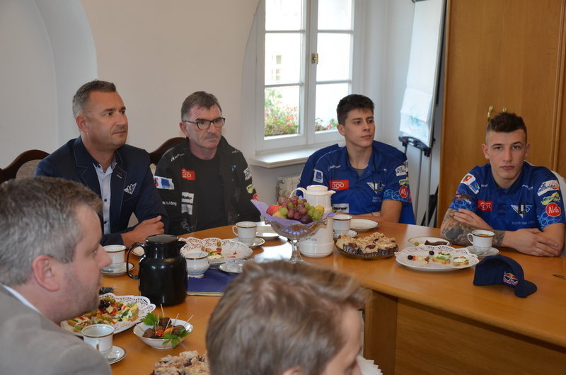 Mistrzowie przed i w ratuszu (zdjęcia)