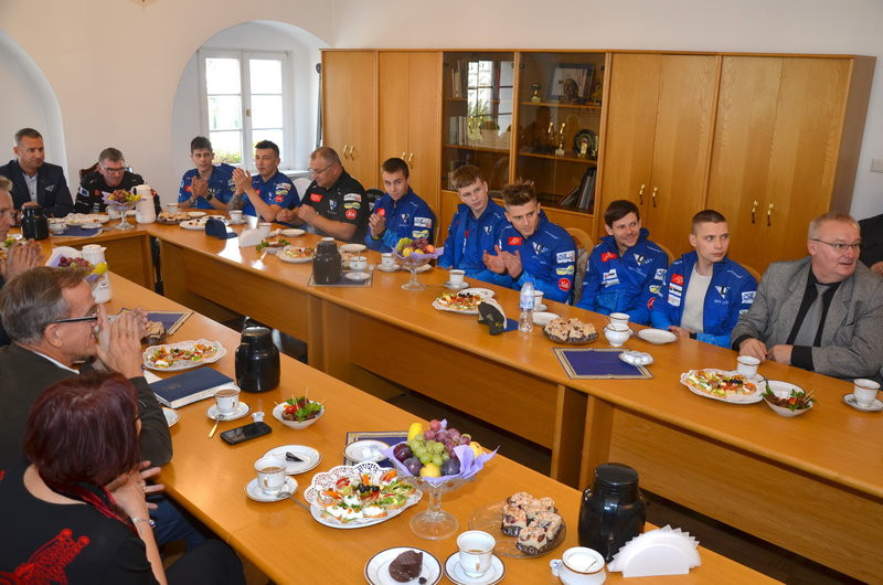 Mistrzowie przed i w ratuszu (zdjęcia)