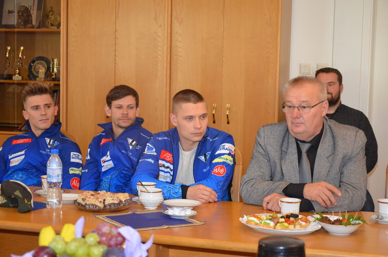 Mistrzowie przed i w ratuszu (zdjęcia)