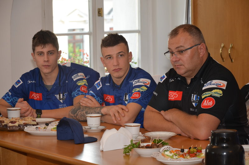 Mistrzowie przed i w ratuszu (zdjęcia)