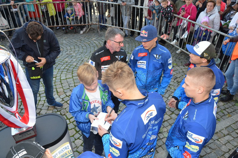 Mistrzowie przed i w ratuszu (zdjęcia)