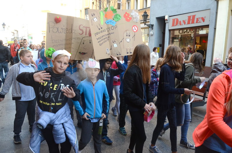 Dzieci robią hałas o jedzenie (zdjęcia)