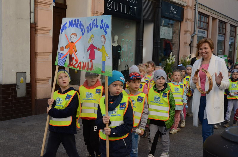 Dzieci robią hałas o jedzenie (zdjęcia)