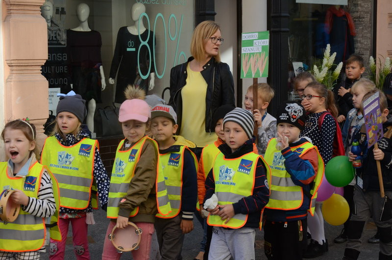 Dzieci robią hałas o jedzenie (zdjęcia)