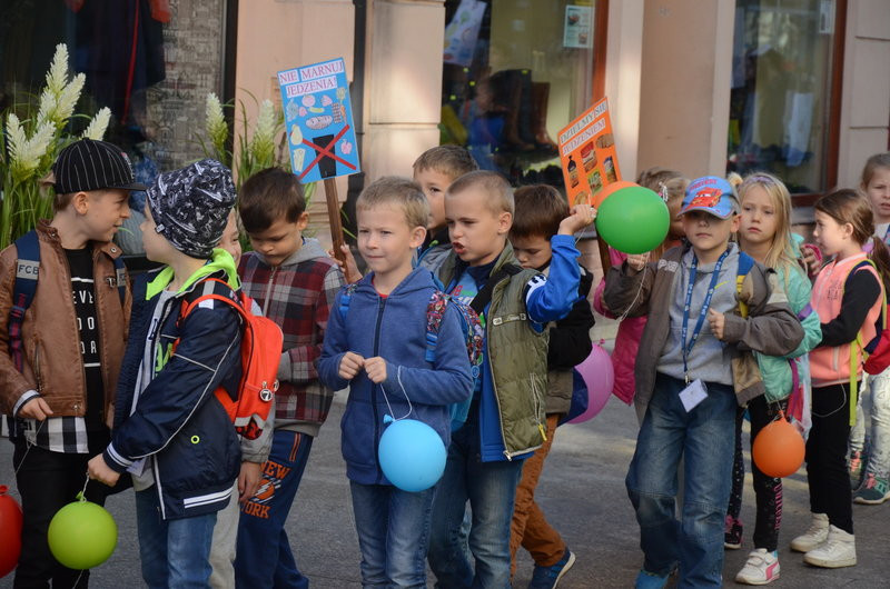 Dzieci robią hałas o jedzenie (zdjęcia)