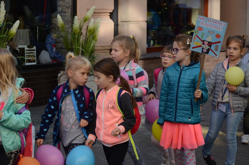 Dzieci robią hałas o jedzenie (zdjęcia)