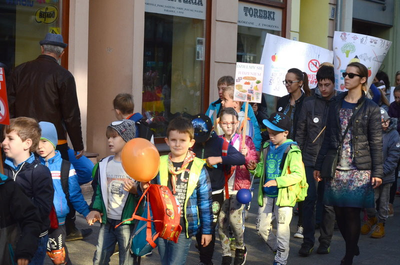 Dzieci robią hałas o jedzenie (zdjęcia)