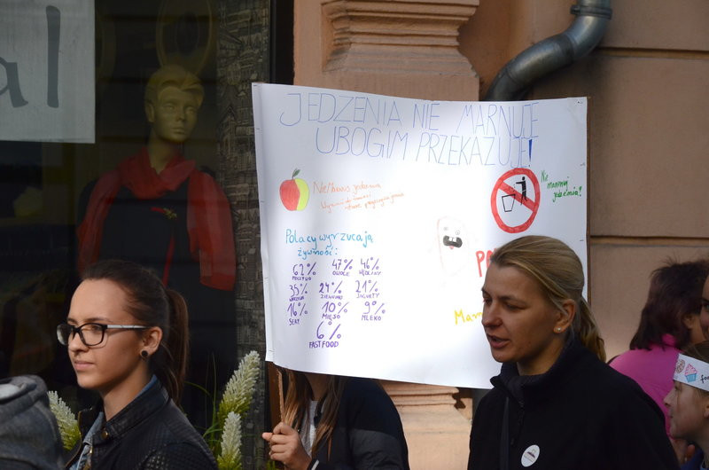 Dzieci robią hałas o jedzenie (zdjęcia)