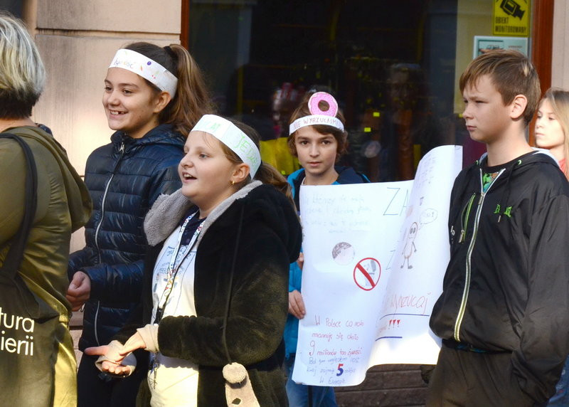 Dzieci robią hałas o jedzenie (zdjęcia)