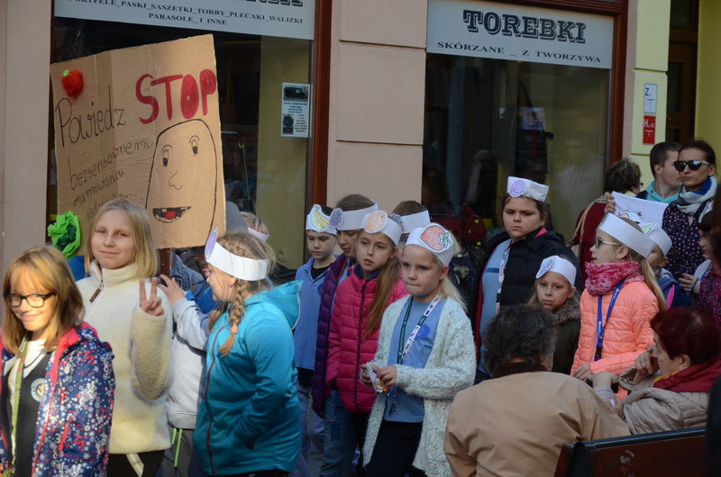 Dzieci robią hałas o jedzenie (zdjęcia)