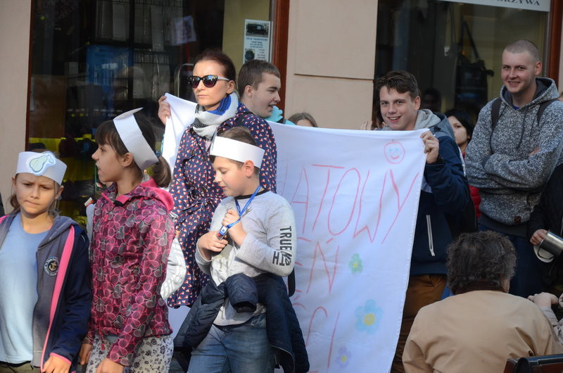 Dzieci robią hałas o jedzenie (zdjęcia)