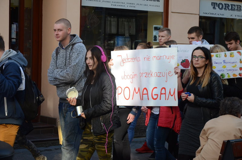 Dzieci robią hałas o jedzenie (zdjęcia)