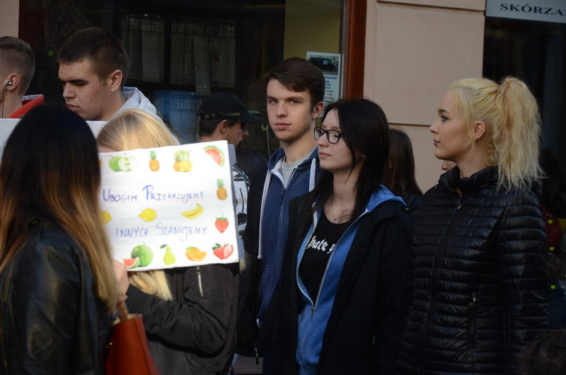 Dzieci robią hałas o jedzenie (zdjęcia)