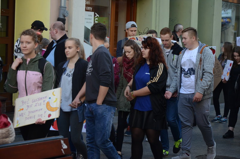 Dzieci robią hałas o jedzenie (zdjęcia)