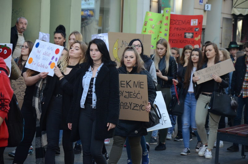Dzieci robią hałas o jedzenie (zdjęcia)