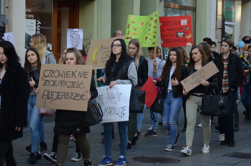 Dzieci robią hałas o jedzenie (zdjęcia)