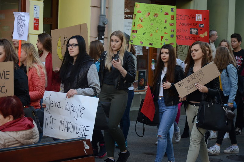 Dzieci robią hałas o jedzenie (zdjęcia)