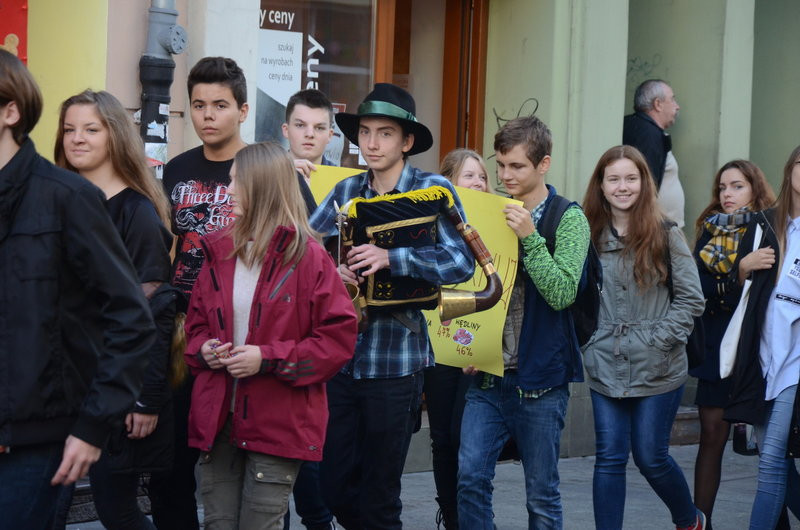 Dzieci robią hałas o jedzenie (zdjęcia)