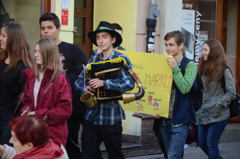 Dzieci robią hałas o jedzenie (zdjęcia)