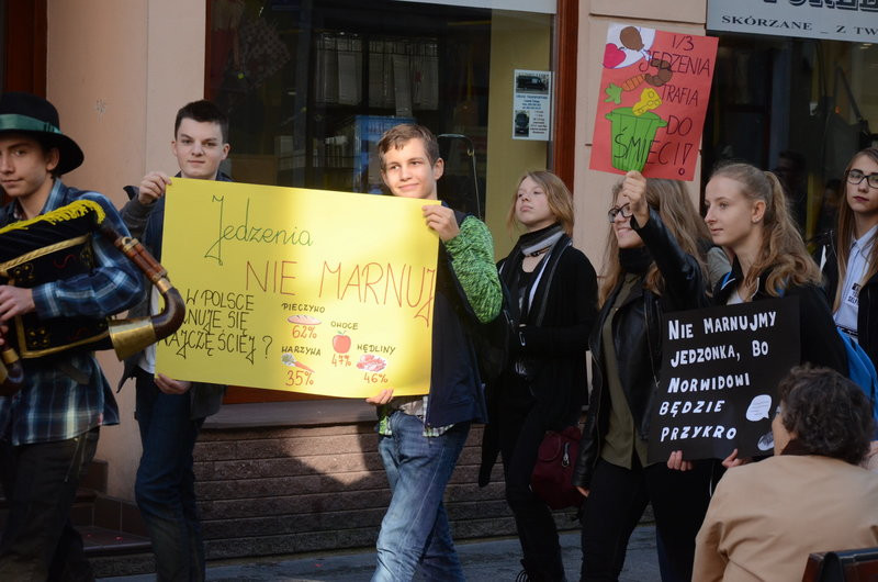 Dzieci robią hałas o jedzenie (zdjęcia)