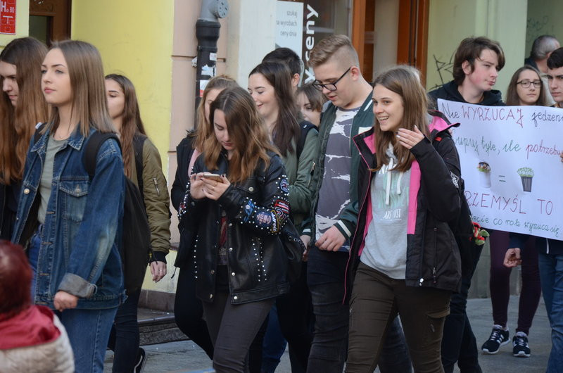 Dzieci robią hałas o jedzenie (zdjęcia)