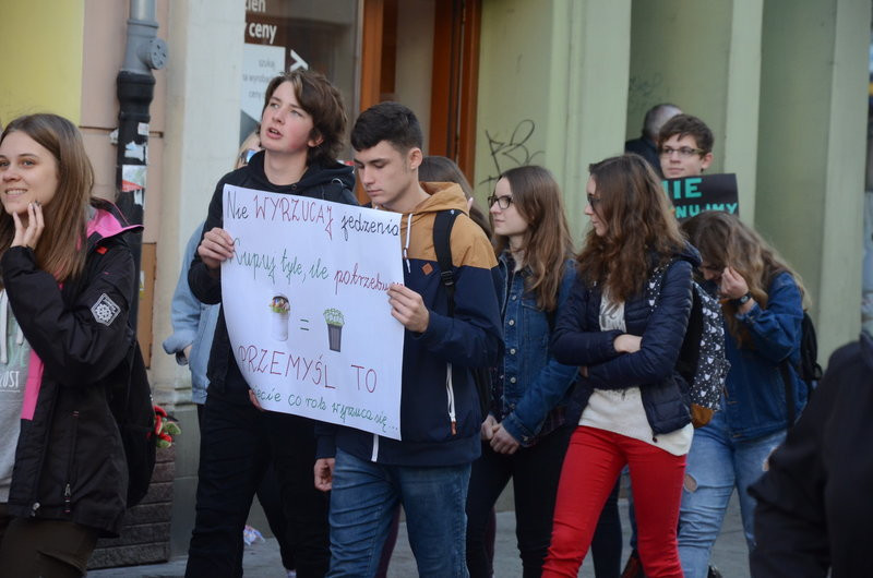 Dzieci robią hałas o jedzenie (zdjęcia)